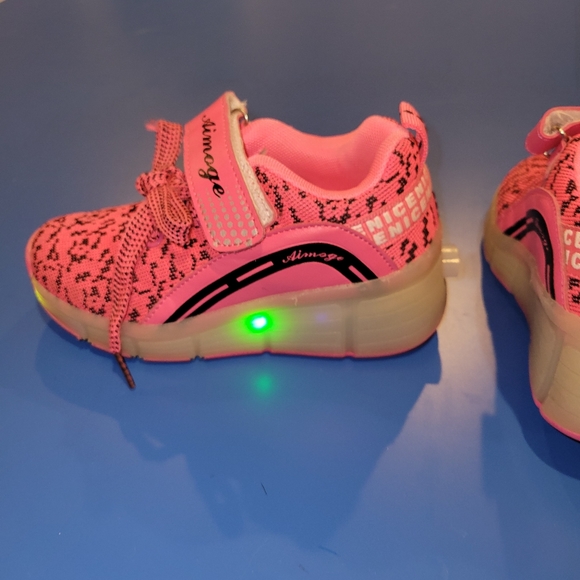 Light up roller skate sneakers - Picture 5 of 6